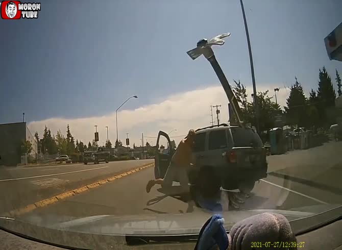 Video :Crazy driver throws an ax into another motorist's windshield!